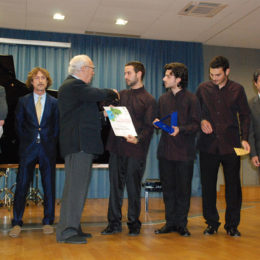 Bruno Giuranna, Presidente di Giuria, premia i vincitori
