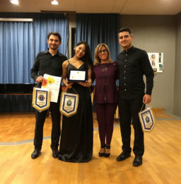 Il Presidente del Lions Club Latina Host, avv. Sonia de Sanctis, con i vincitori del Premio del Pubblico